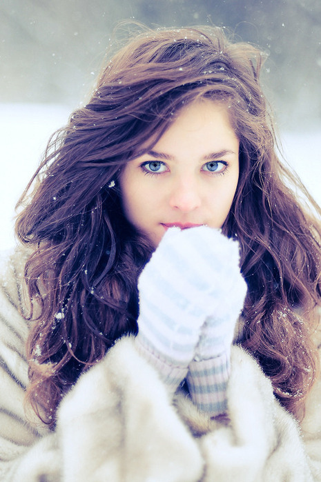 красивая девушка с красивыми волосами, зима, снег, фото
