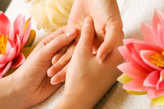 массаж кистей рук, красивое фото с цветами